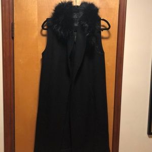 A sleeveless viscose coat w removal fake fur.